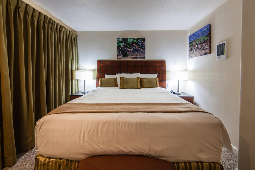 The Vendange Carmel Inn & Suites Room photo