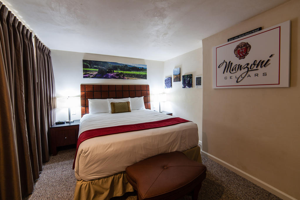 The Vendange Carmel Inn & Suites Room photo
